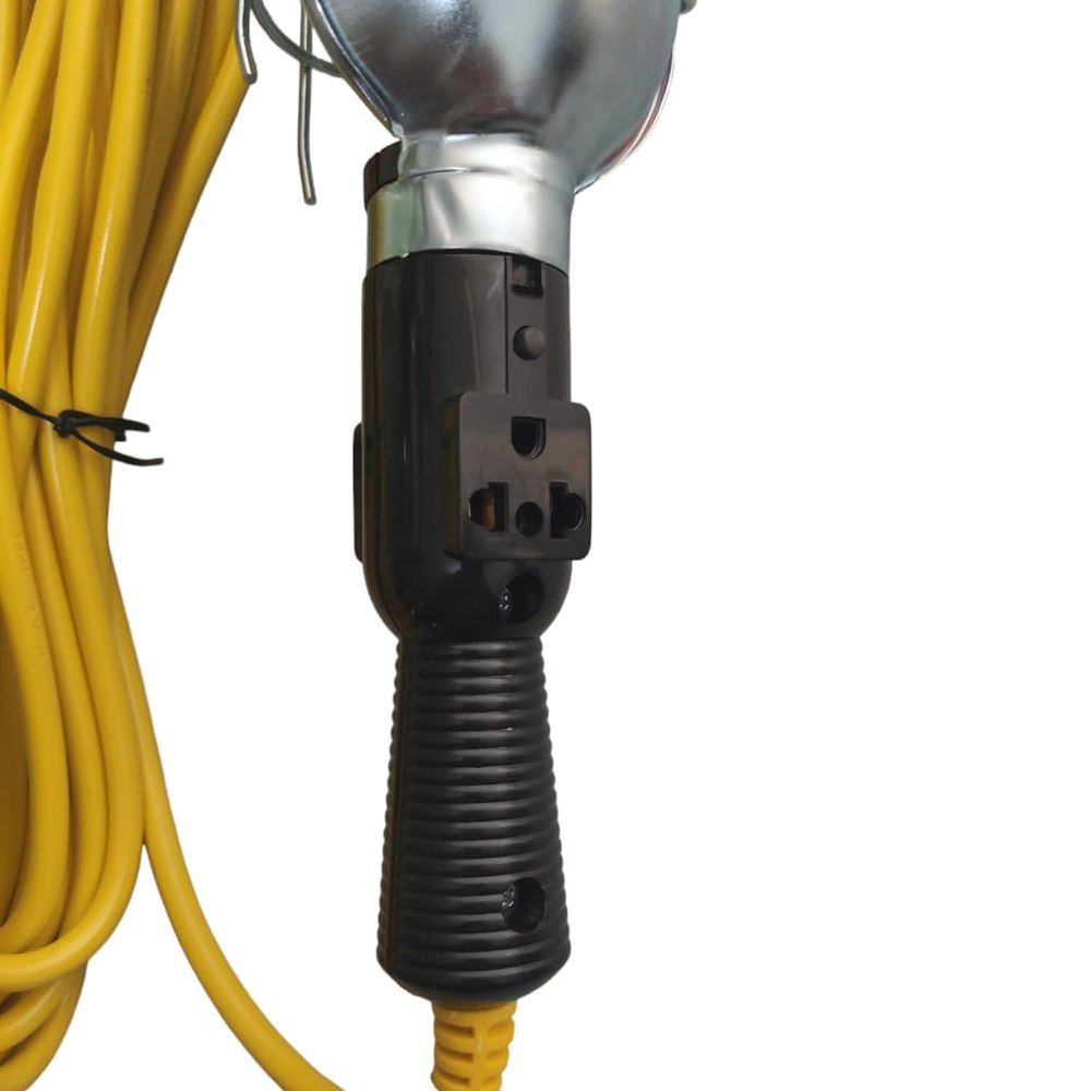 Luz de trabajo con protector de metal y tomacorriente 7.5 Metros S1447