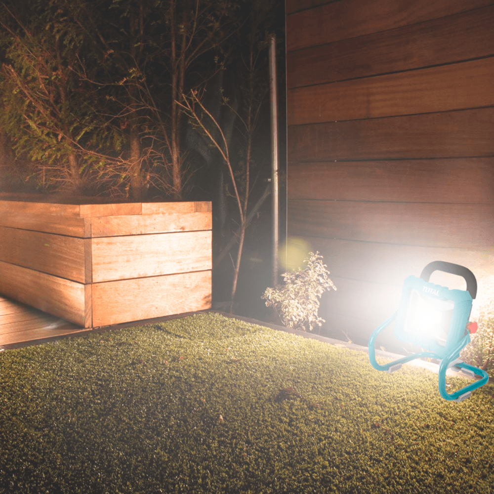 Lámpara de Trabajo LED Inalámbrica TOTAL 20V 1800 Lúmenes Foco Reflector Portátil con Batería 2.0Ah y Cargador TWLI20258 S2313
